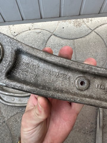 4M0407155E VAG Brazo inferior izquierdo de la suspensión delantera