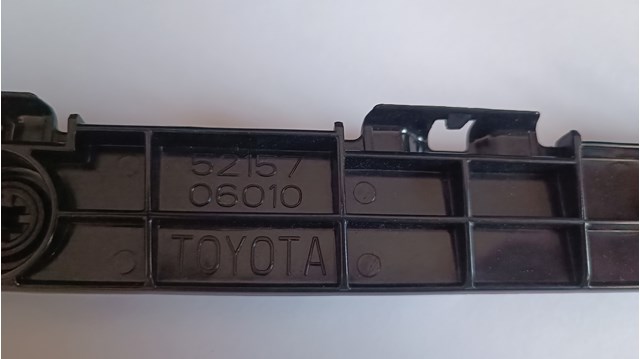 5215706010 Toyota soporte de guía para parachoques trasero, derecho