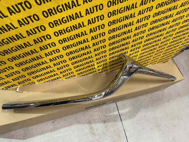 Moldura izquierda de la parrilla del radiador GSH7507K0D Mazda