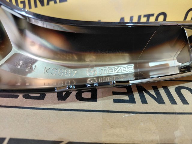 Moldura izquierda de la parrilla del radiador KSD5507K0 Mazda