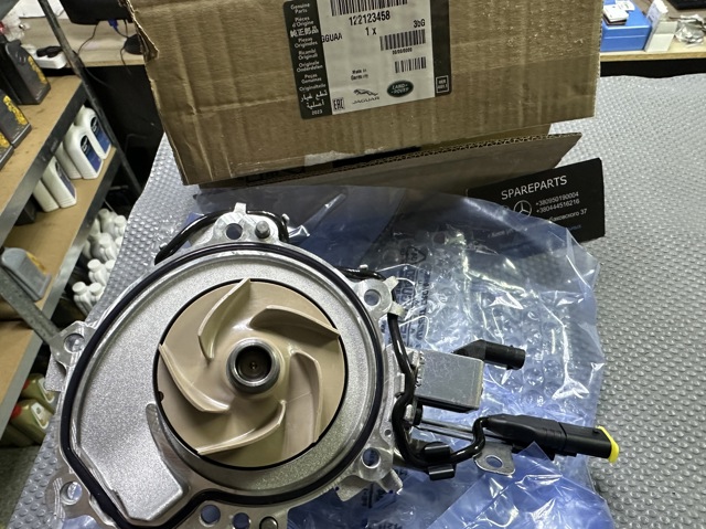 122123458 Land Rover Bomba refrigerante coche