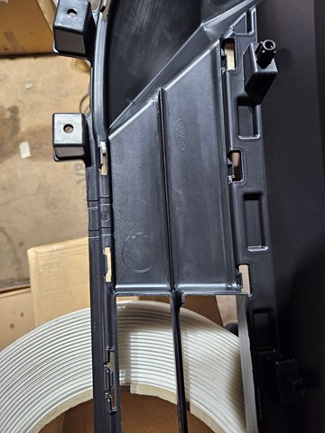Alerón delantero Ford LV4B17C831JB5YZ9