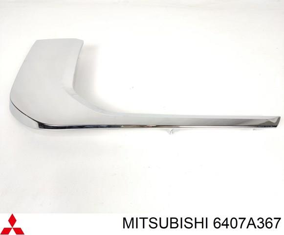 6407A367 Mitsubishi moldura de parachoques delantero izquierdo