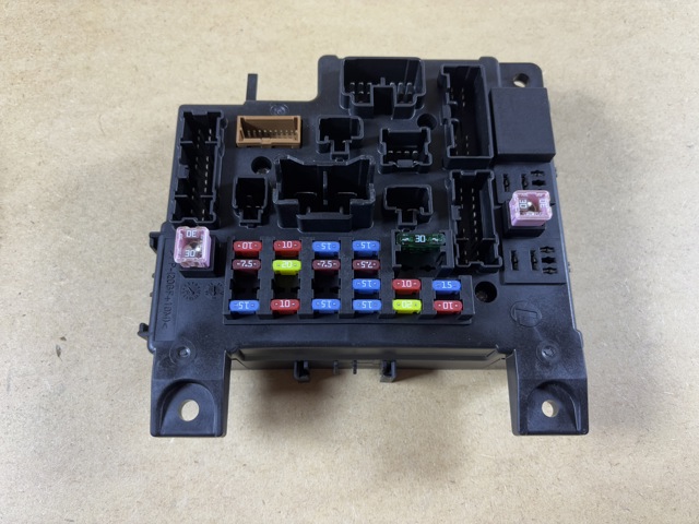 Caja de fusibles trasera interior Mitsubishi 8637A825 precio, desde 119,06 EUR