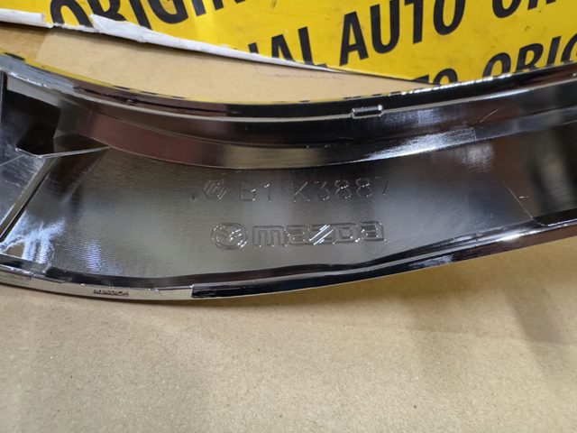 Moldura izquierda de la parrilla del radiador BCKA507K0C Mazda