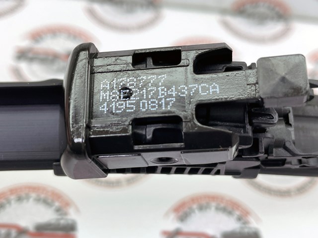 Escobilla del limpiaparabrisas del lado del conductor LR158232 Land Rover