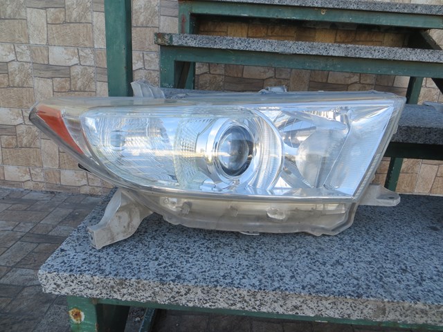 811100E110 Toyota faro derecho