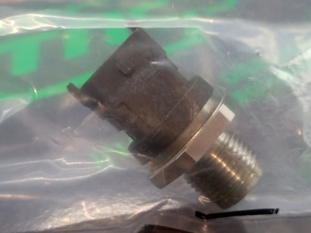 281002908 Bosch Sensor de presión de combustible