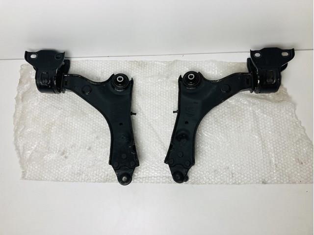 Brazo inferior derecho de la suspensión delantera LR086107 Land Rover