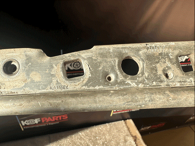 Soporte de radiador superior 7357205 BMW