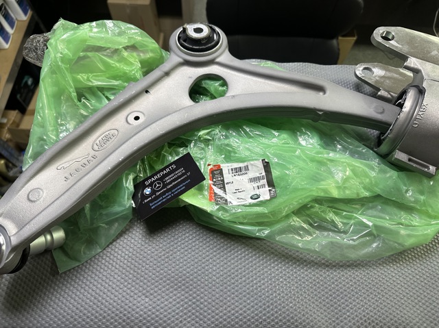 Brazo inferior derecho de la suspensión delantera Land Rover LR166006 precio, desde 205,13 EUR