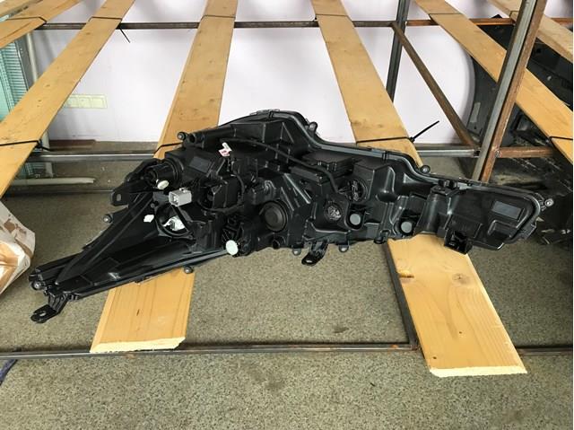 Faro derecho 8111002S70 Toyota