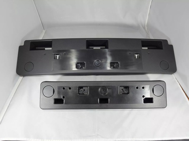 KB8M50180 Mazda Soporte de matricula delantera
