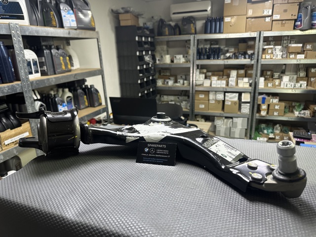 Brazo inferior derecho de la suspensión delantera Land Rover LR126118