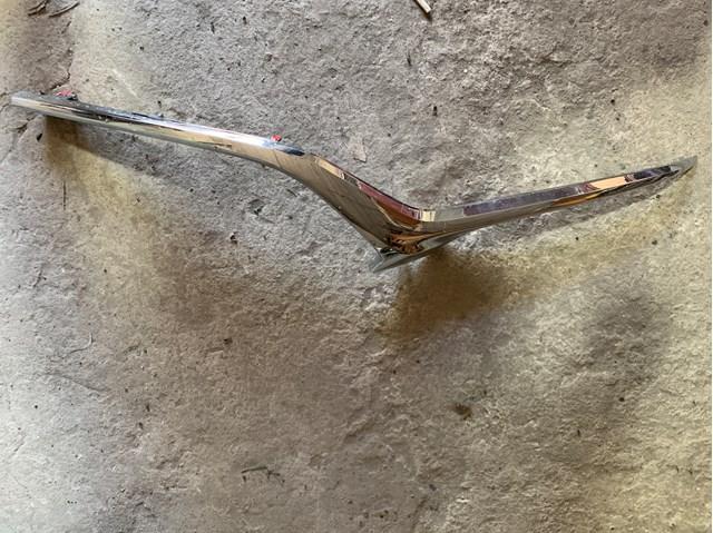 Moldura derecha de la parrilla del radiador Mazda KB8A507J1B