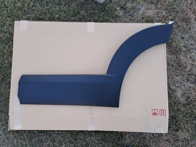 Moldura inferior de puerta trasera izquierda DFR551RD0A Mazda