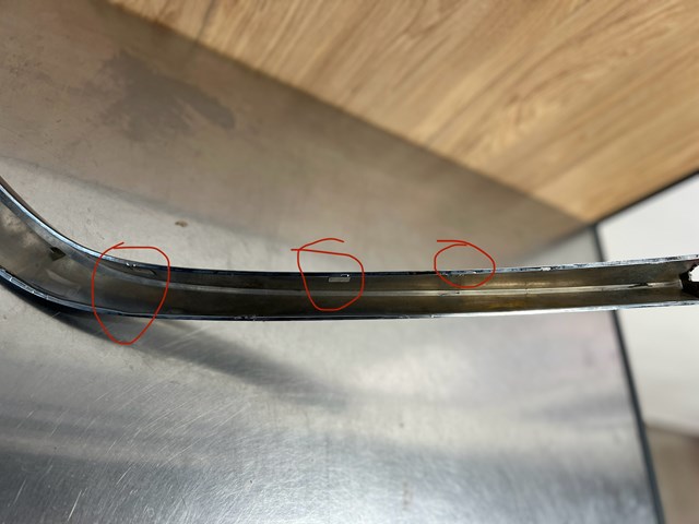 Moldura de rejilla de radiador derecha MAZDA BCKA507J0C