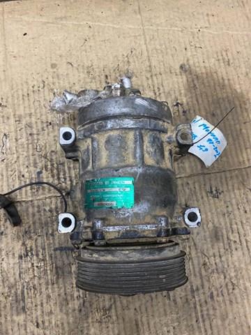 Compresor de aire acondicionado 8200040681 Renault (RVI)