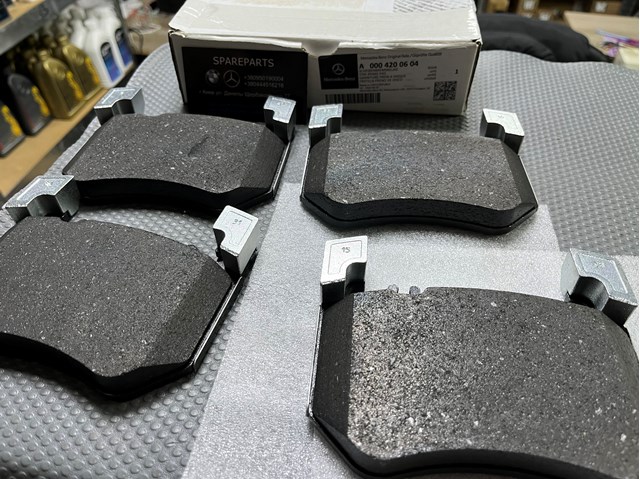 A0004200604 Mercedes Pastillas delanteras