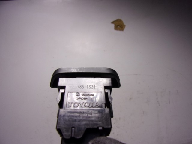  Boton de luz de emergencía Toyota Yaris 
