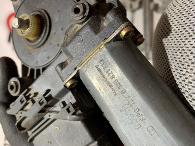 Motor del elevalunas de la puerta trasera izquierda 0130821733 VAG
