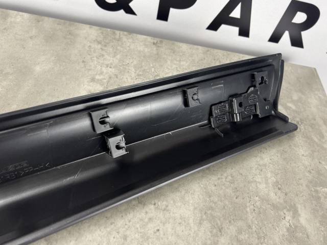 Listón embellecedor de puerta delantera izquierda  Mazda KB7W51RB0C
