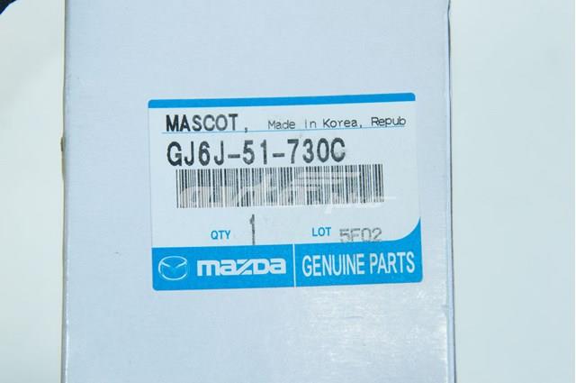 GJ6J51730B Mazda emblema de tapa de maletero
