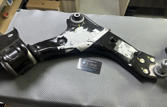 Comprar LR126118 Land Rover Brazo inferior derecho de la suspensión delantera