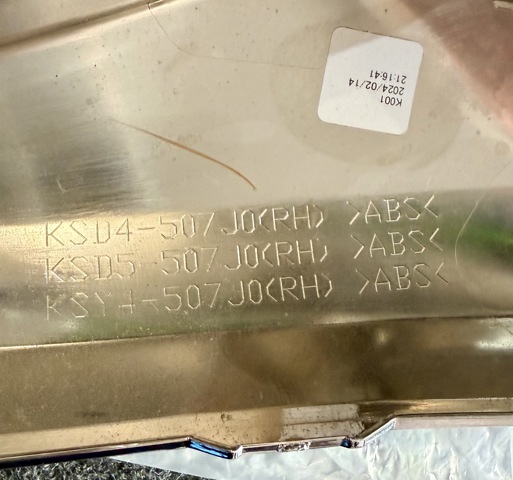 Moldura derecha de la parrilla del radiador KSD4507J0 Mazda