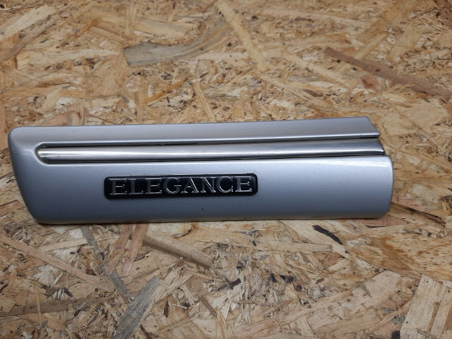 Moldura de guardabarros delantero izquierdo Mercedes A2106900182 precio, desde 55,18 EUR