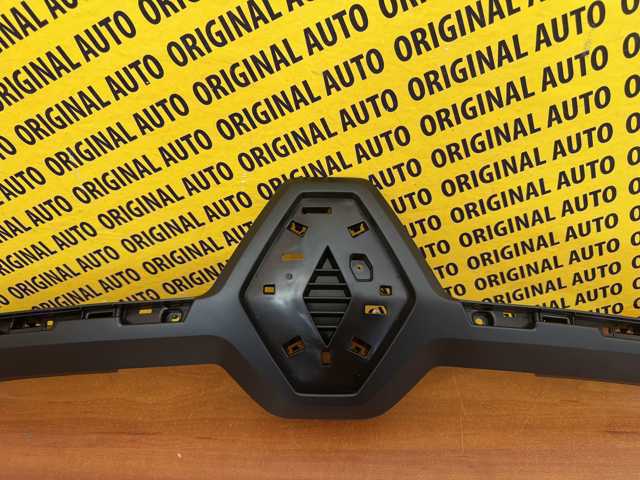 Moldura de rejilla del radiador 623823514R Renault (RVI)