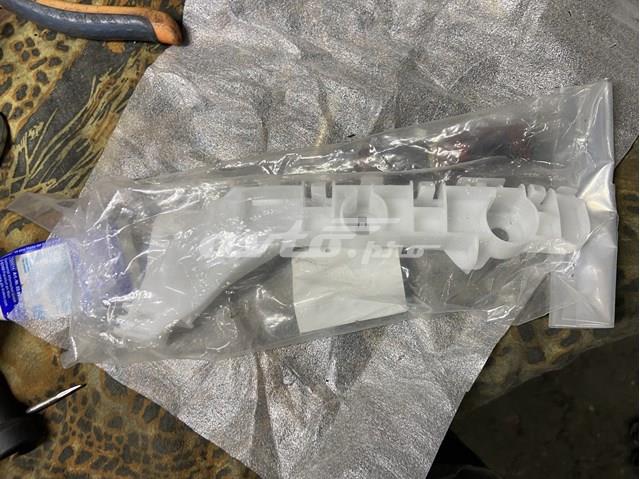 6400G660 Mitsubishi Soporte de parachoques delantero derecho