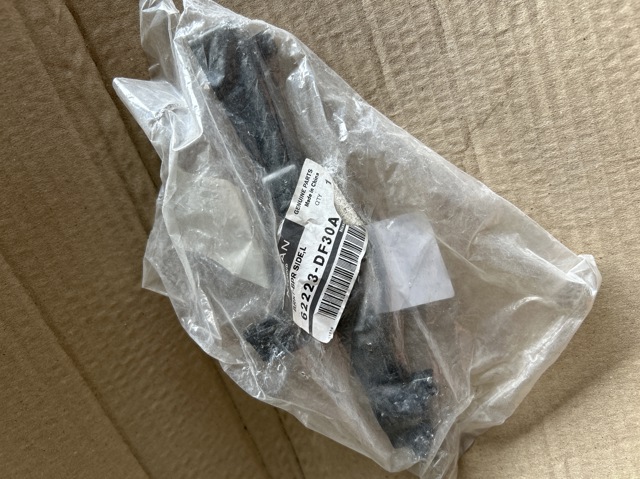 Soporte exterior izquierdo del parachoques delantero Nissan/Infiniti 62223DF30A precio, desde 29,09 EUR