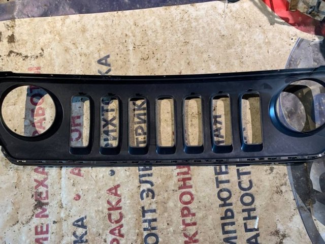 68091526AA Chrysler Calandra