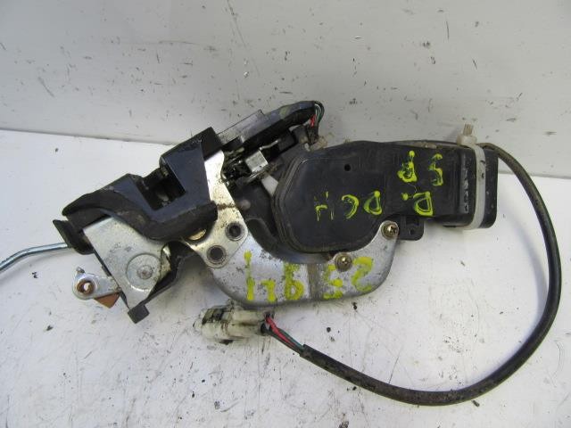 Cerradura de la puerta trasera derecha 8230165D11000 Suzuki