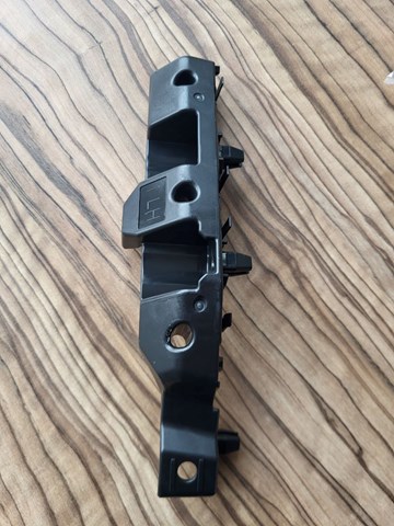 622239CM0A Nissan/Infiniti Guía del parachoques delantero izquierda