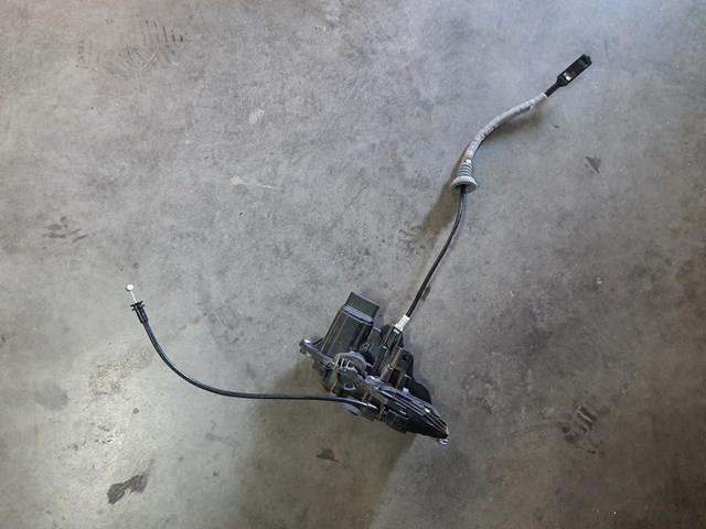 Cerradura de puerta delantera derecha 31440998 Volvo