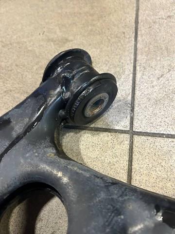 KB7W34350H Mazda Brazo inferior izquierdo de la suspensión delantera