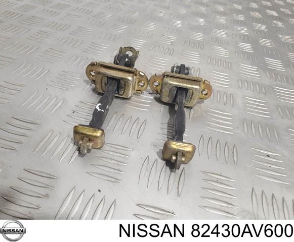 82430AV600 Nissan asegurador puerta trasera