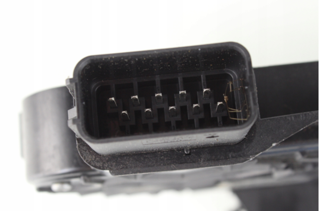 8V4AS26413GA Ford Cerradura de puerta trasera izquierda
