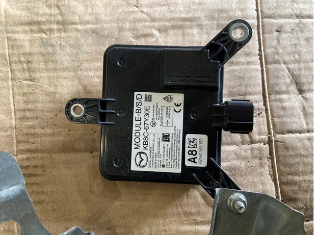 KB8C67Y30E Mazda Sensor de ángulo muerto trasero
