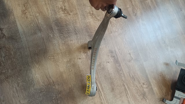 Brazo inferior derecho de la suspensión delantera Hyundai/Kia 54501AT000