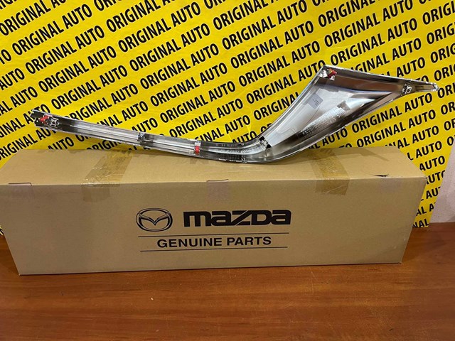 KSD4507J0 Mazda Moldura derecha de la parrilla del radiador