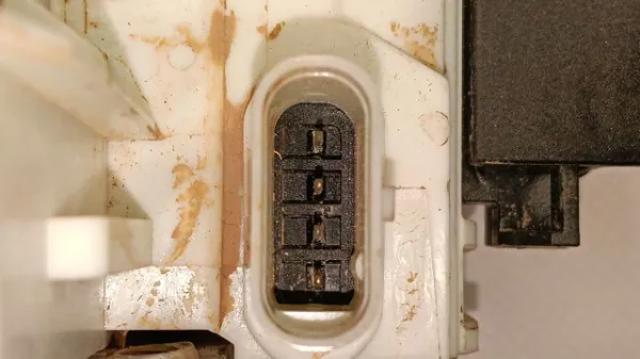 Cerradura de puerta delantera derecha A9077200300 Mercedes