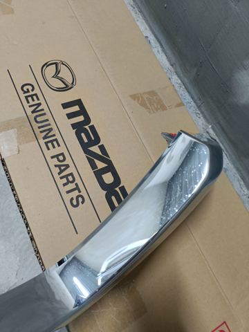 KSD4507K0 Mazda Moldura izquierda de la parrilla del radiador