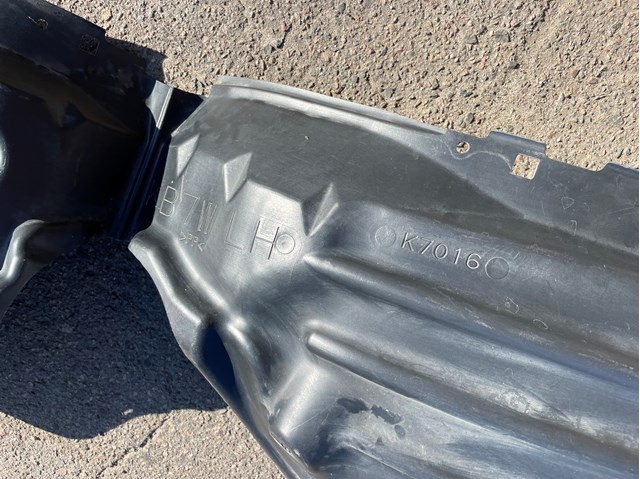 KB7W56140C Mazda Guardalodos interior izquierdo, guardafango delantero