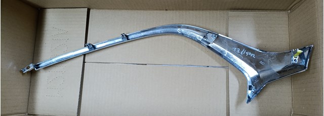 Moldura de parachoques delantera izquierda D10J507K0C Mazda