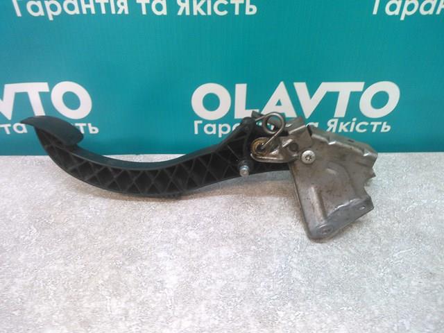 Pedal embrague 8200590247 Renault (RVI)