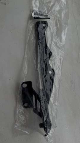Bisagra izquierda del capó KB7W52420 Mazda
