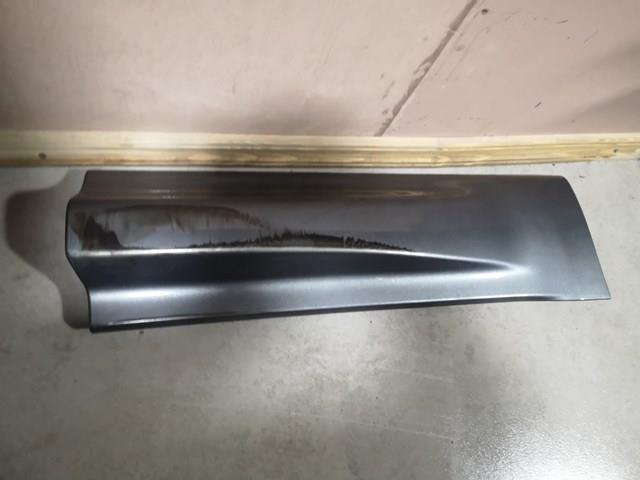 Moldura inferior de puerta trasera derecha LR125992 Land Rover